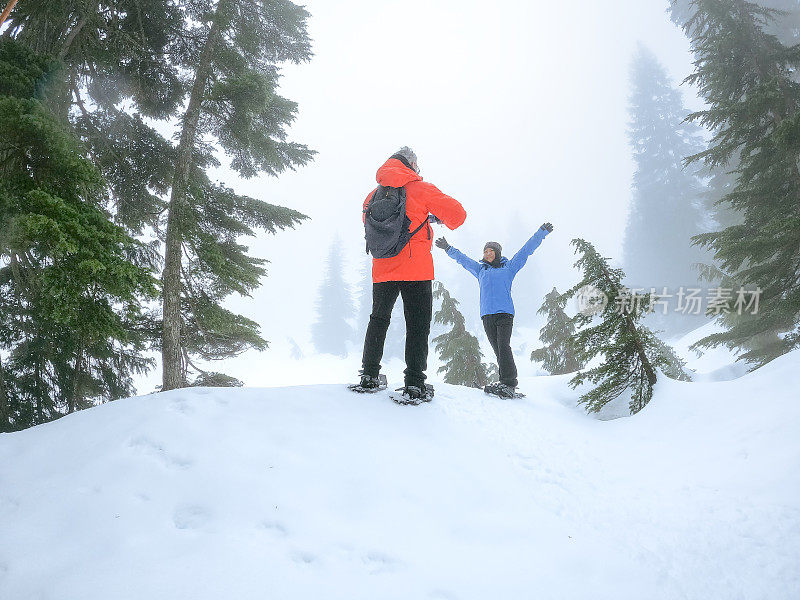 60年代的多种族夫妇在雪地里拍照和摆姿势