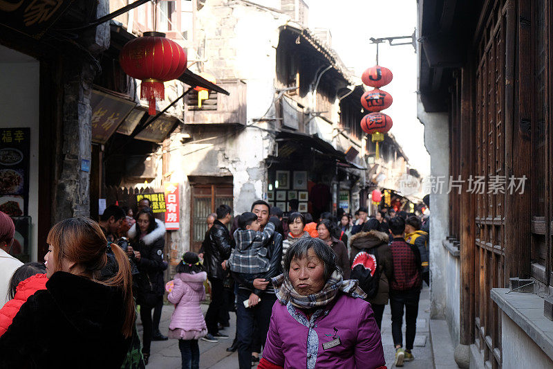 中国水乡西塘。它是中国六大旅游古镇之一，位于浙江省。