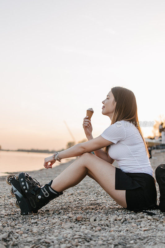 穿着溜冰鞋背着背包吃冰淇淋的女人