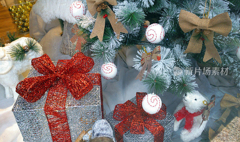 一堆包装好的包裹，蝴蝶结，丝带，礼物。圣诞树。