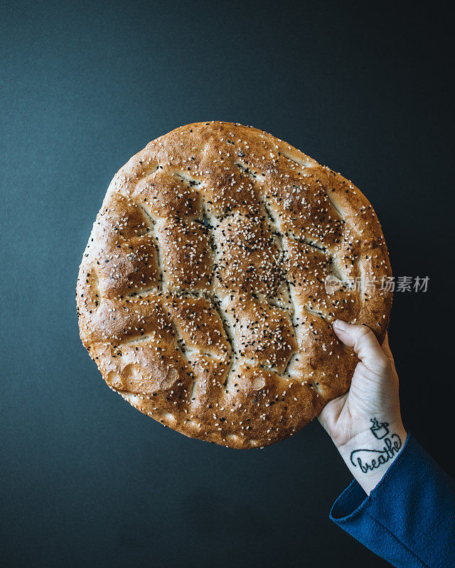 那个女人从烤箱里买了新鲜的皮塔饼，那个女人有皮塔面包，斋月皮塔饼