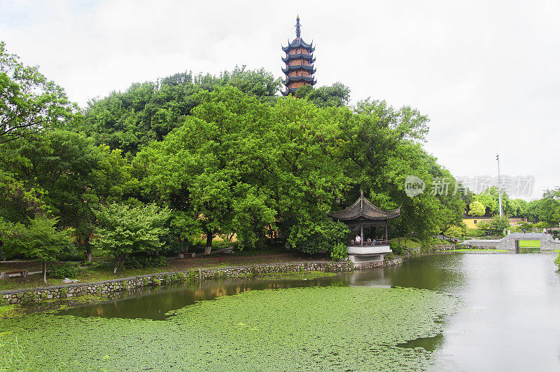江田金山寺风景区和池塘