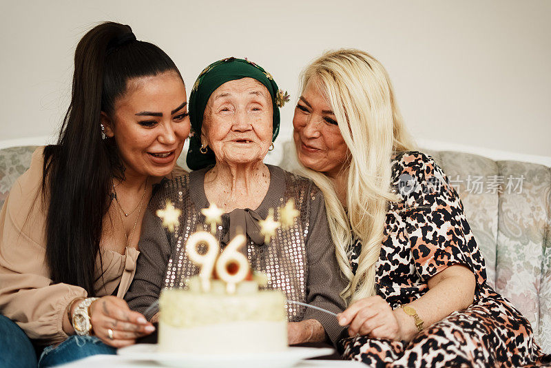 庆祝96岁奶奶的生日
