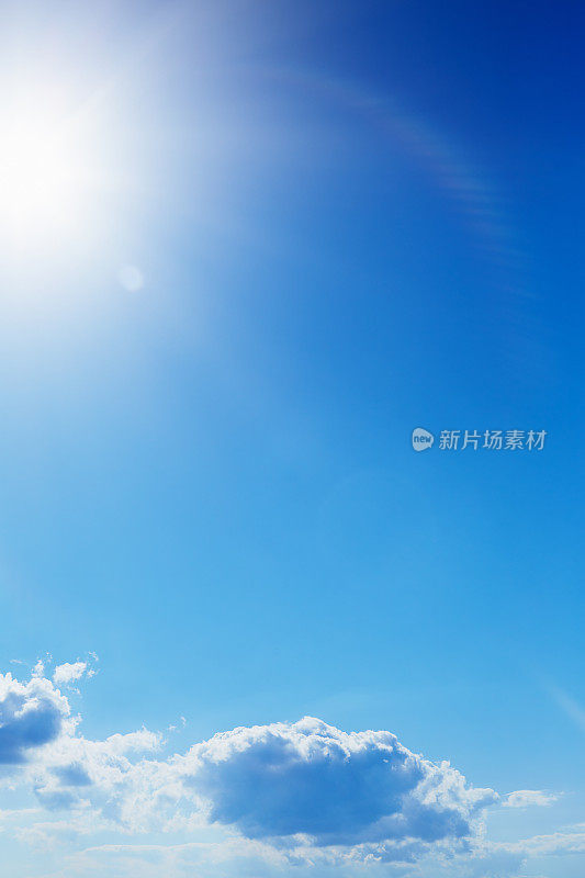 夏日蔚蓝的天空，阳光照耀着松软的云朵