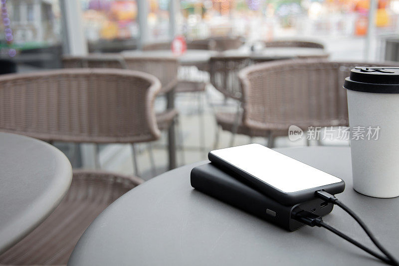 使用户外咖啡桌上的充电宝为手机充电