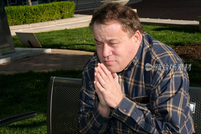 自闭症患者在户外祈祷