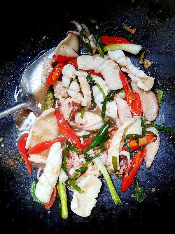 烹饪辣鱿鱼罗勒-食物准备。