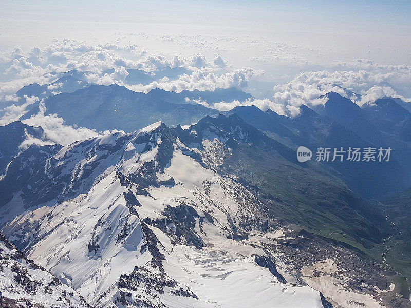 鸟瞰瑞士阿尔卑斯山