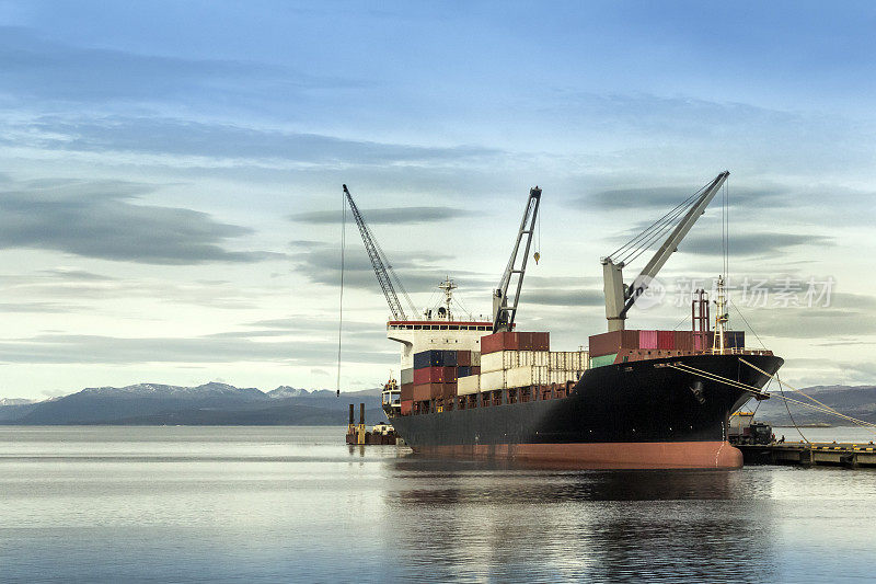 乌斯怀亚港的货船被称为世界上最南端的城市。阿根廷巴塔哥尼亚火地岛。