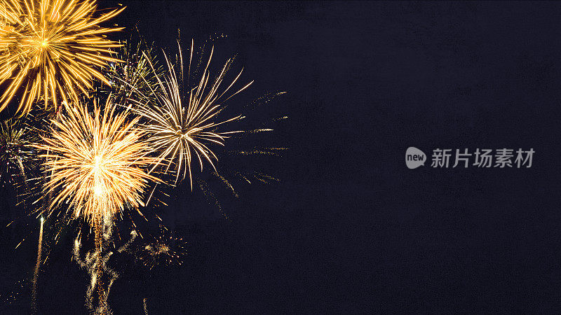 西尔维斯特2023年，除夕，新年，节日晚会庆祝节日背景——金色的烟花在漆黑的夜空烟花