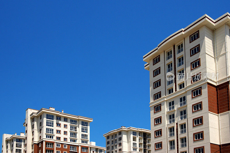 天空中不完整的新住宅楼