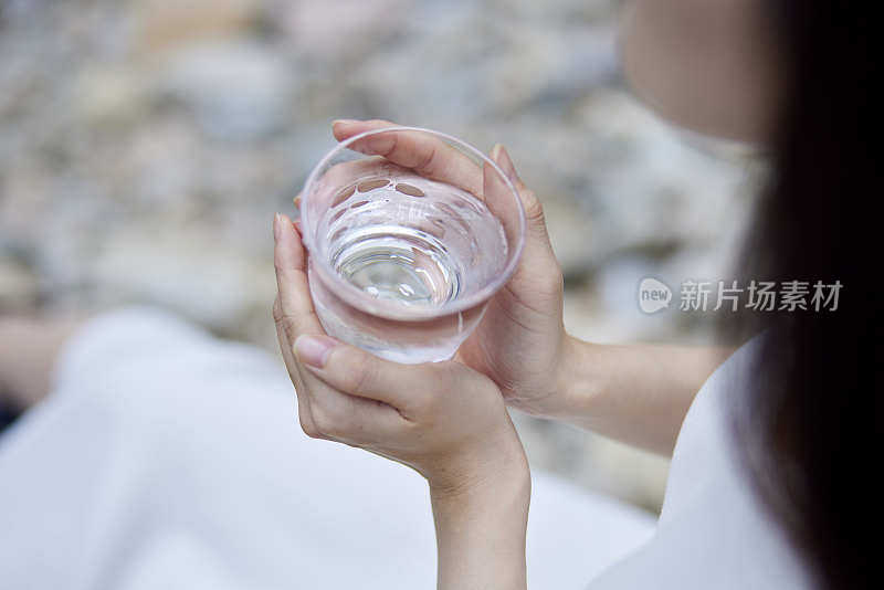 女人与水在杯子里的自然