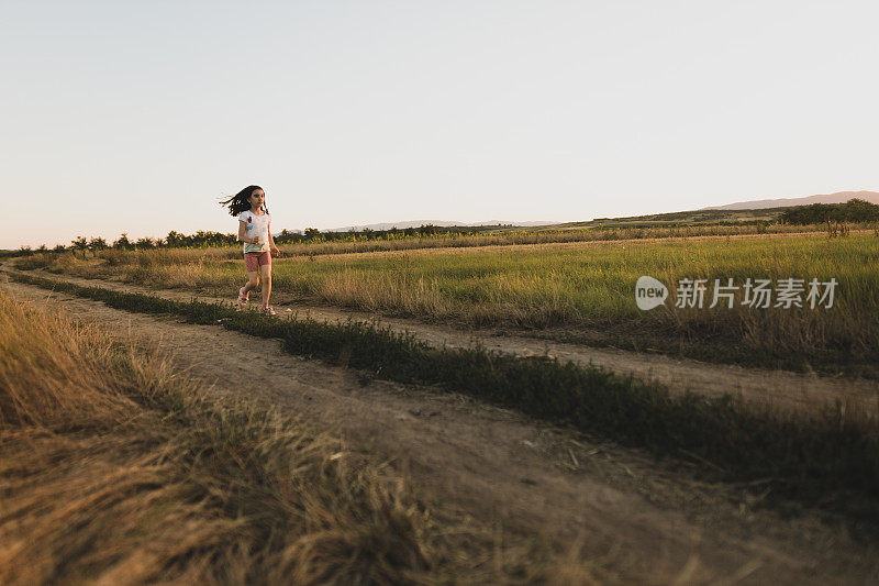 在大自然中奔跑的女孩