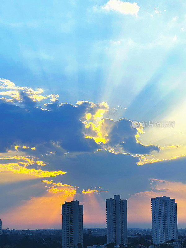 夏日清晨，太阳冉冉升起。