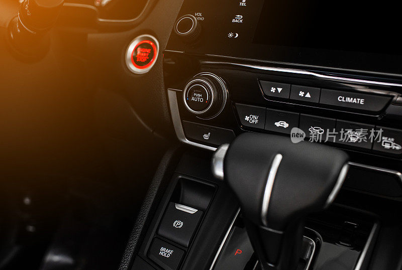 控制面板汽车空调仪表板控制台现代汽车中的技术。车内空调按钮的颜色细节。汽车内饰。汽车空调。