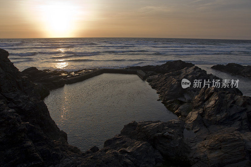 夕阳西下，金色的光芒映照着海面