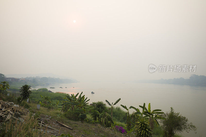 湄公河上游的清晨全景图和清康的日出