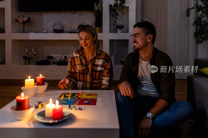 在一次电力危机中，一个年轻的男人和女人躺在床上玩ludo游戏。