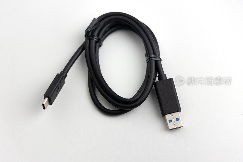 新的黑色线圈USB配件电缆与大，小连接器反对白色背景