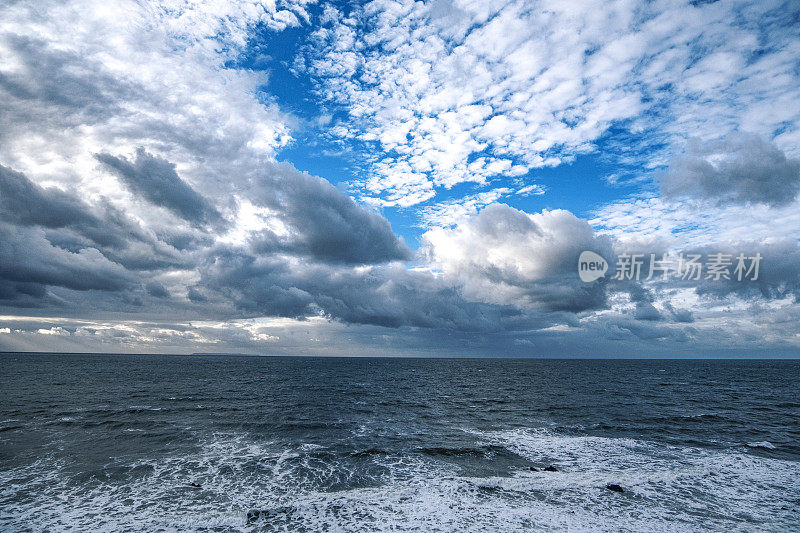 暴风雨天空和巨浪的广角视图