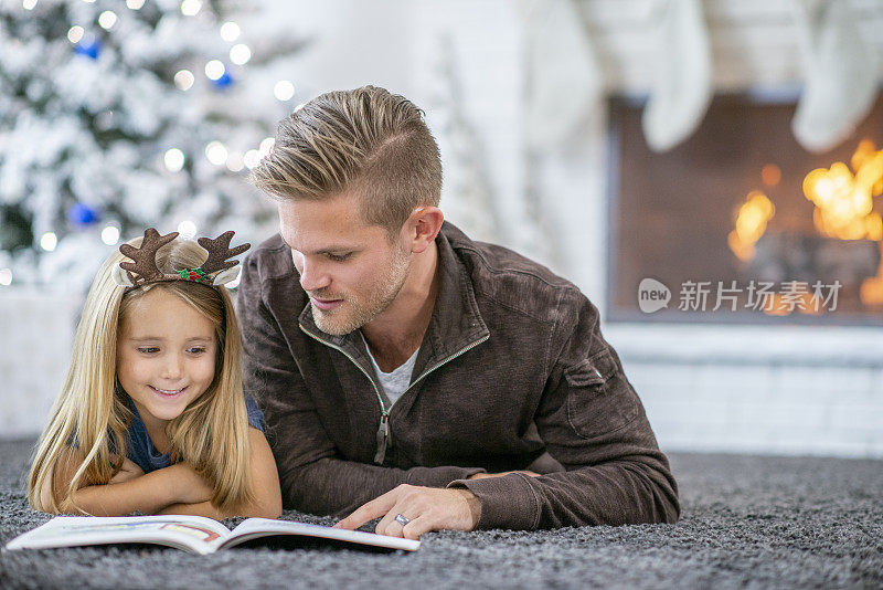 圣诞节早上和爸爸一起读书
