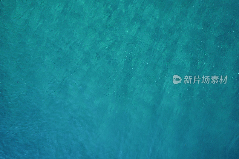 蓝绿色大海的鸟瞰图。小鱼在海里游泳