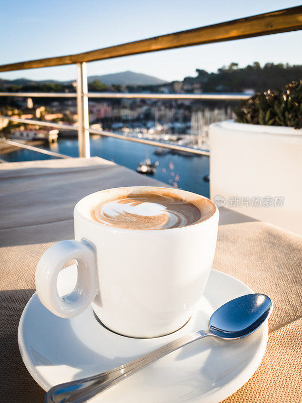 有海景的露台上的卡布奇诺咖啡