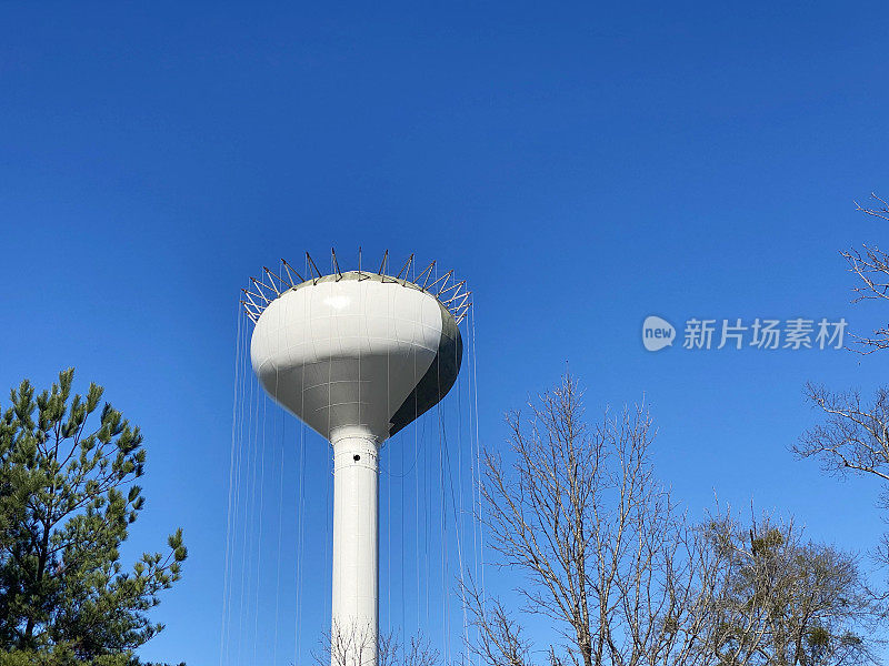 新建成的水塔被画在蓝天的衬托下