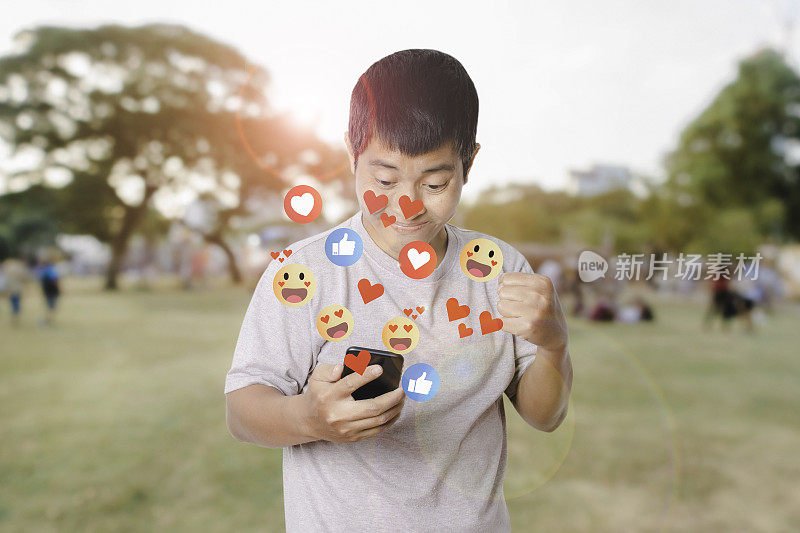 一名男子使用带有社交媒体的智能手机点击网络帖子上的“赞”和“爱”图标。
