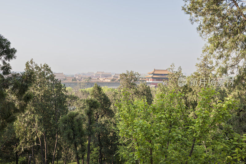 北京紫禁城北面的景山公园，一个春天的早晨