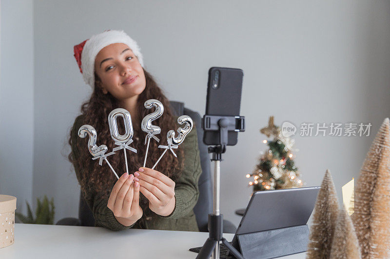 活泼快乐的女人在社交媒体上和她的粉丝们一起庆祝新年