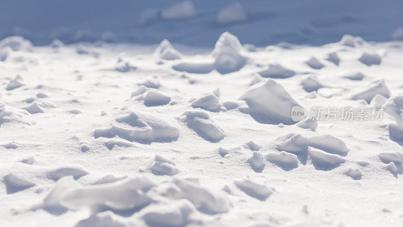 霜天里的雪堆