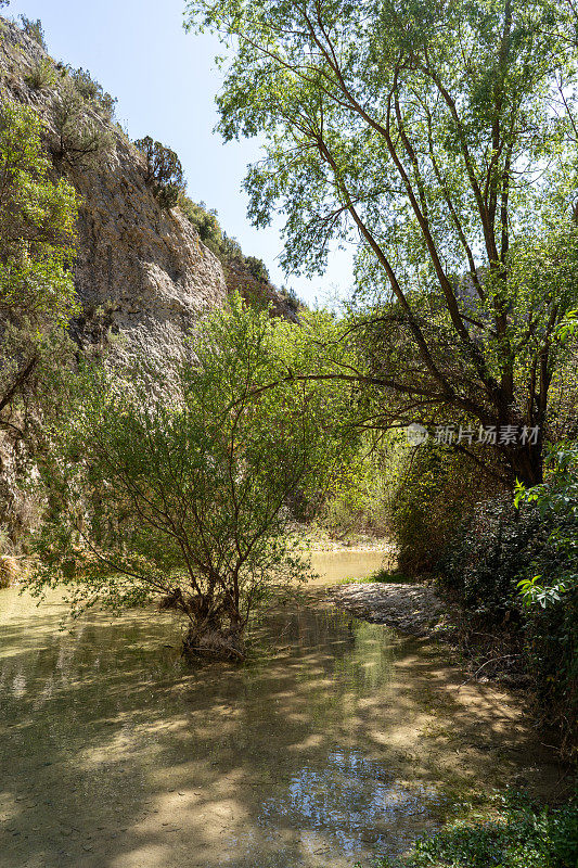 西班牙阿拉贡Alquezar的维罗河峡谷内，悬挂在岩石上的走道。