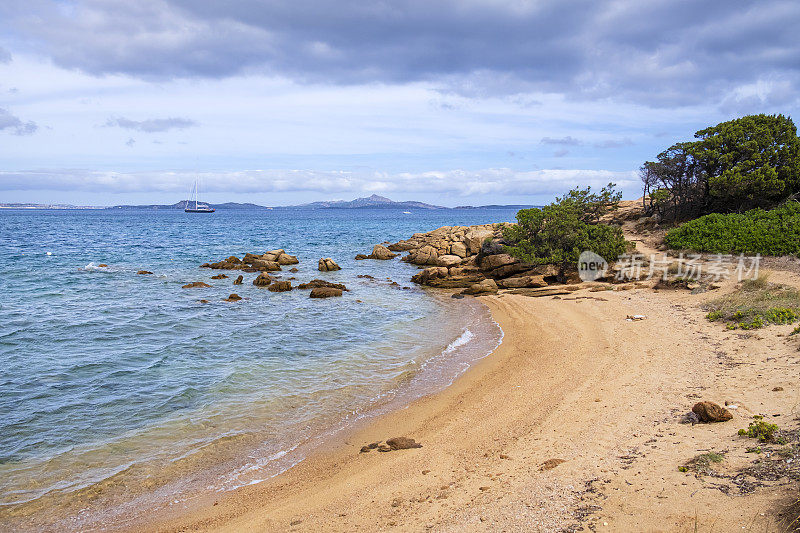 阿尔扎塞纳海岸线的海岸线步道-撒丁岛