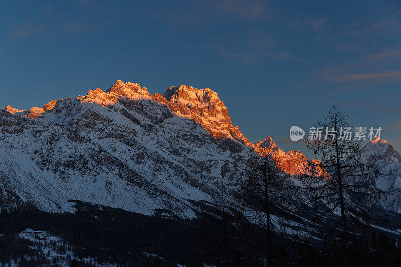 白雪皑皑的山峰仰天俯瞰