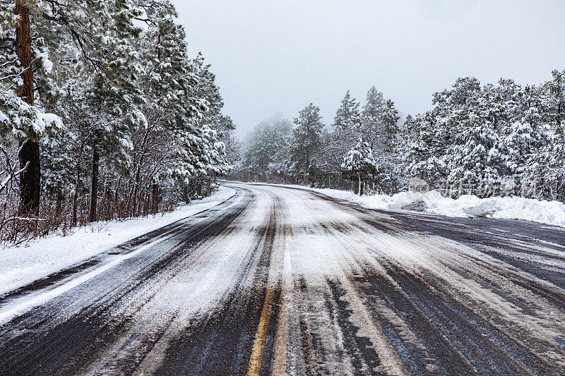 冬天被黑冰雪覆盖的危险乡村道路