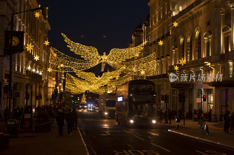 在英国伦敦的摄政街，夜晚有传统的圣诞装饰