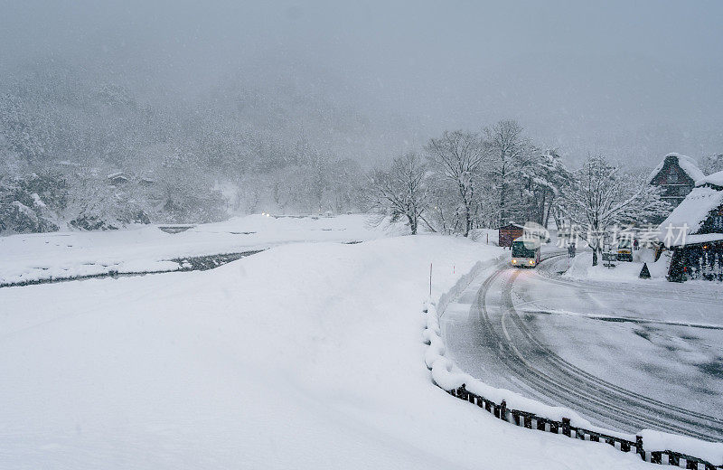 日本高山市下雪的道路