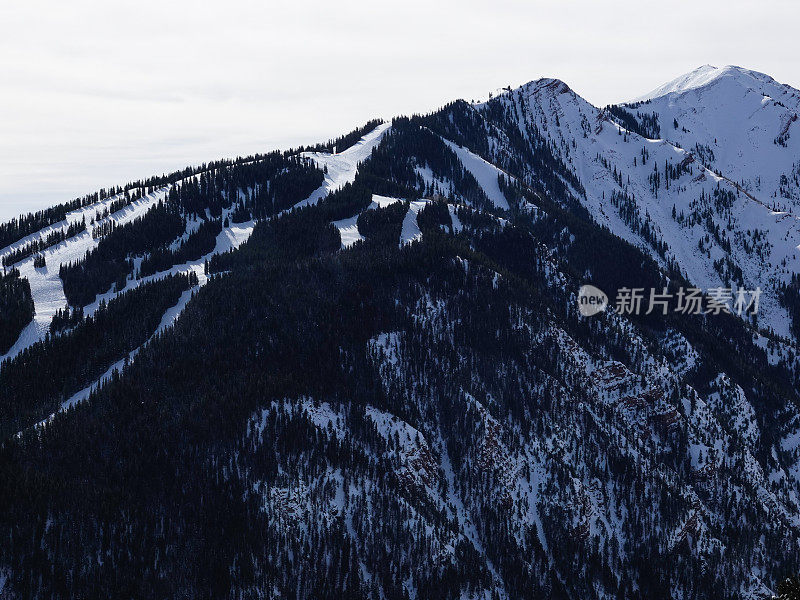 科罗拉多州阿斯彭高地滑雪场的冬季远景。