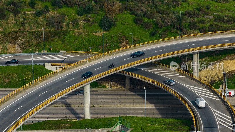 葡萄牙道路和桥梁沿途的航拍图像，过境的航拍图像