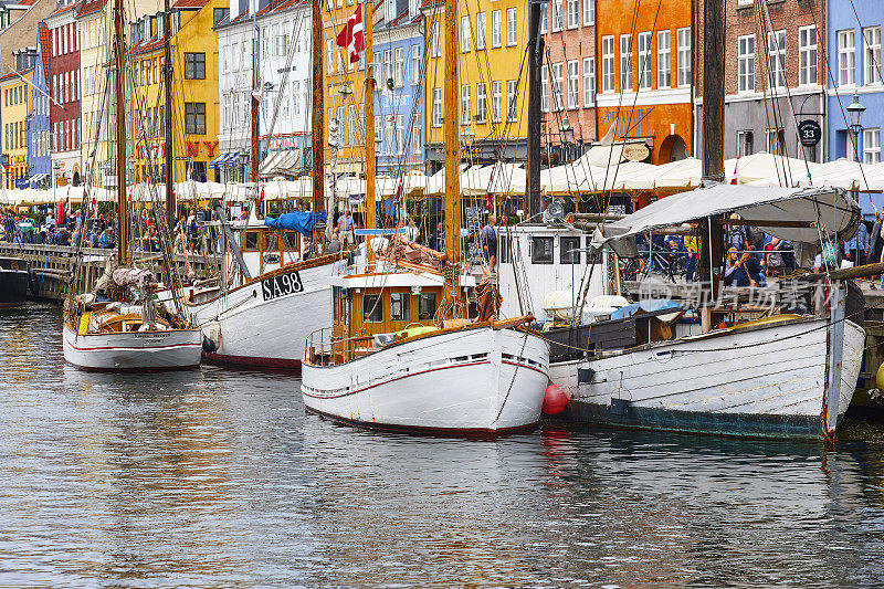 哥本哈根市中心传统的彩色立面。风景如画的翰。丹麦
