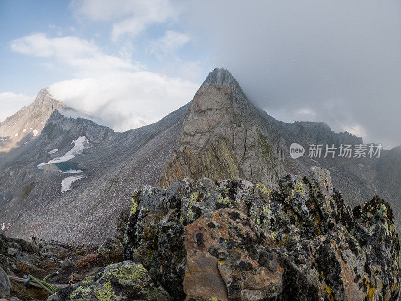 夏天的瑞士阿尔卑斯山的山峰