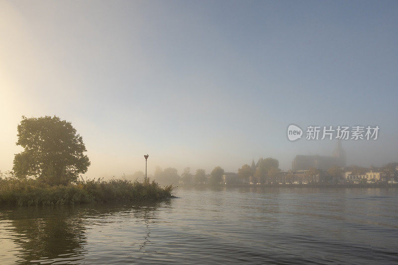 在一个雾蒙蒙的秋天早晨，Kampen的IJssel河的河岸