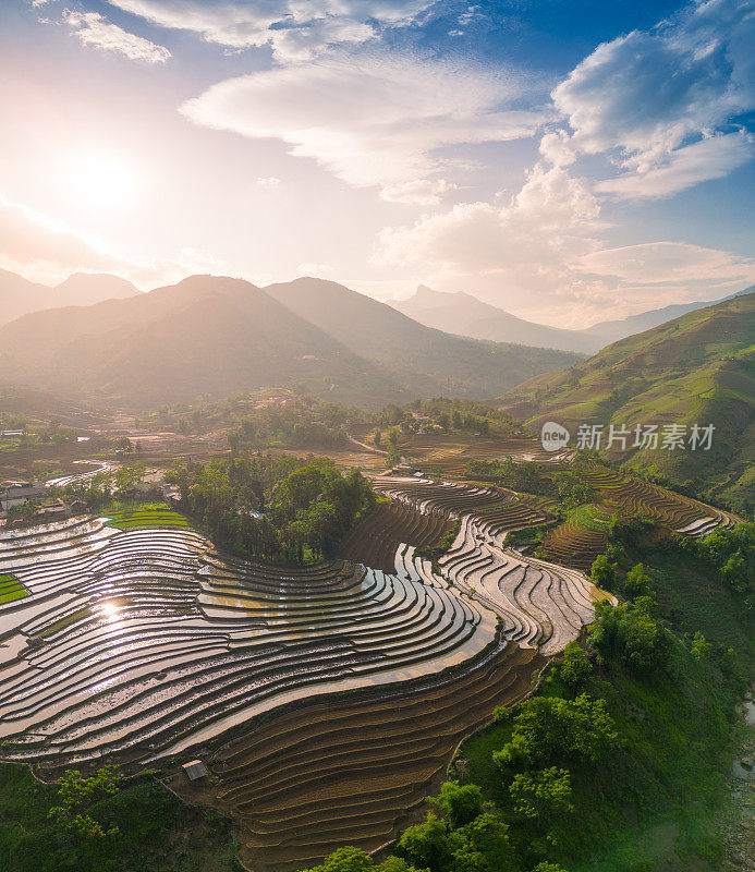 鸟瞰浇灌季节，越南老蔡省yty公社的梯田，棕色的土壤与美丽的天空融为一体。