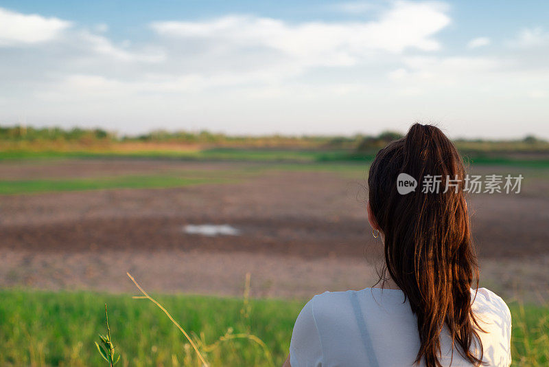 看着绿色风景的女人