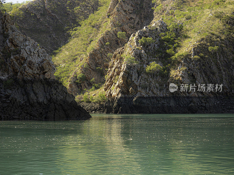 峡谷中的河流