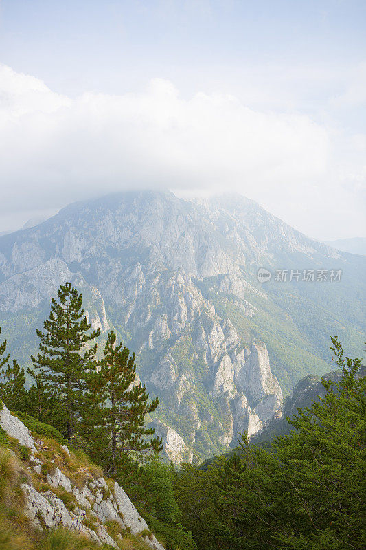 色彩鲜明的摄影美丽的空点，山峰没有任何人迹的复制空间。