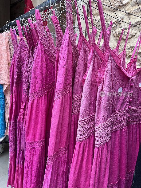 一排粉红色的连衣裙