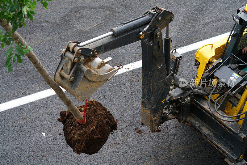 道路施工现场用挖掘机搬运采油树