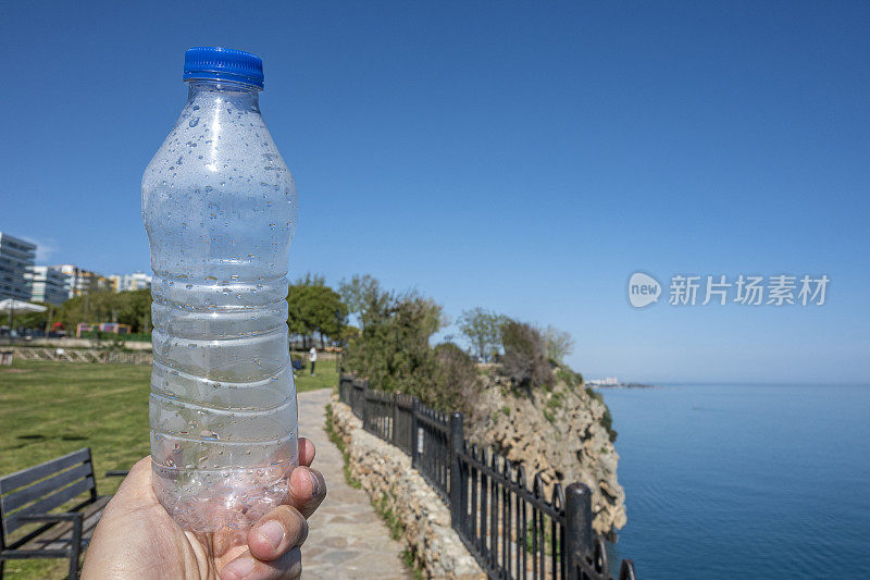 人手上的水瓶